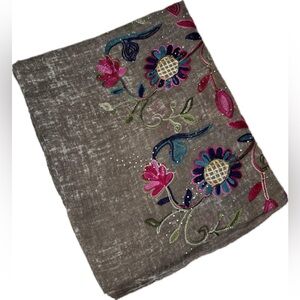 Women, summer fashions, scarf embroidery